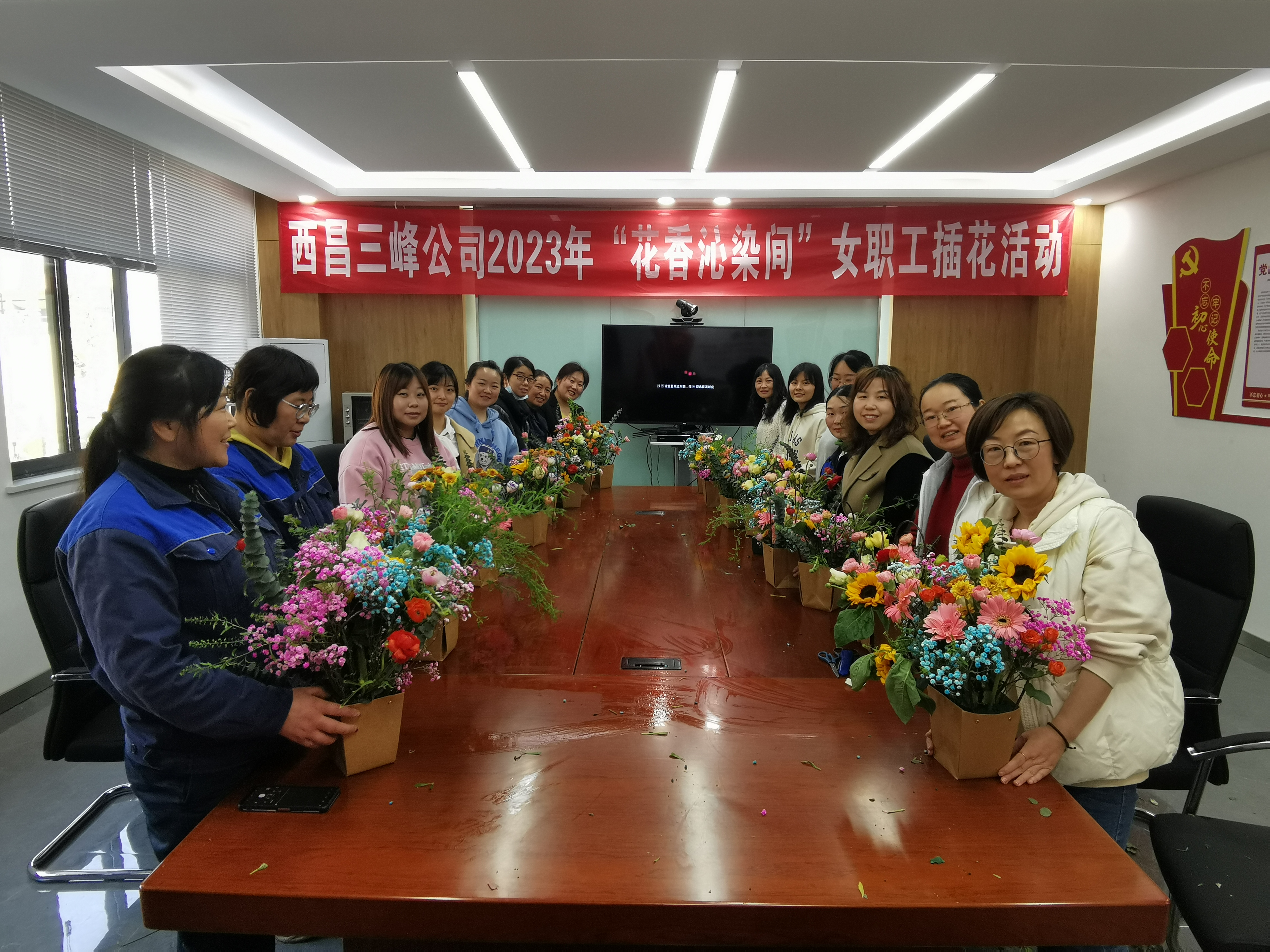 3月7日，四川西昌公司開展“花香沁染間”插花活動。.jpg