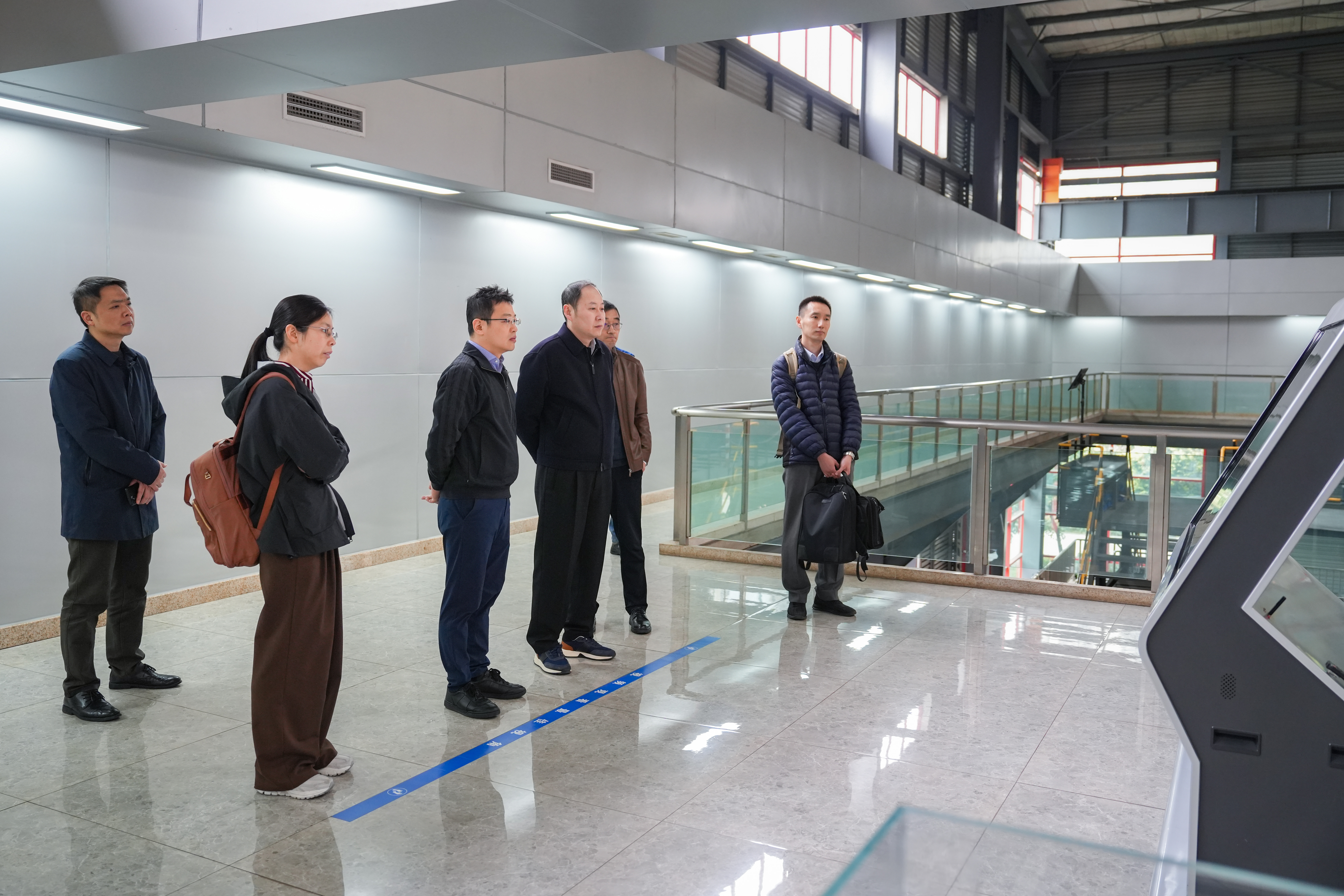 中信環(huán)境黨委委員、副總經(jīng)理王松一行到三峰環(huán)境集團(tuán)考察交流